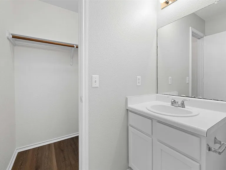 112 Ames Cv — Photo 14