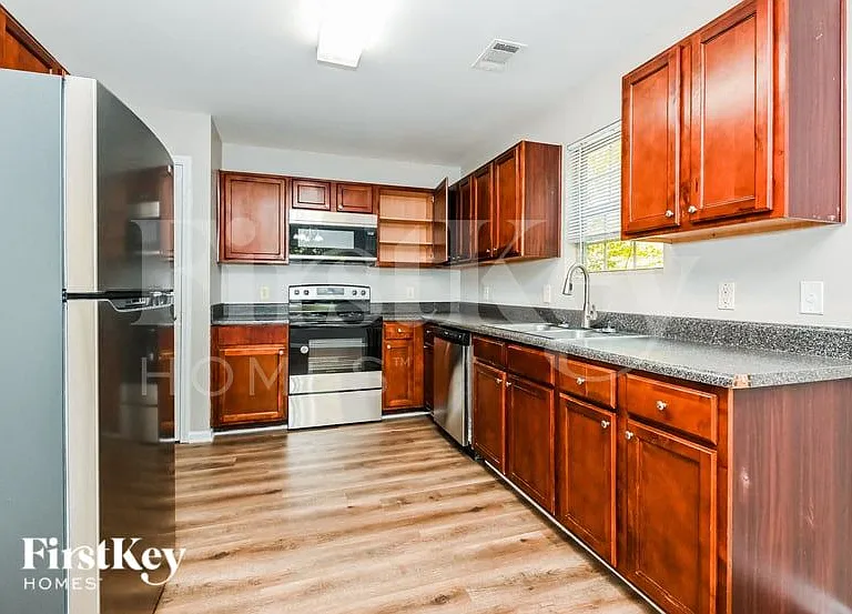 380 Pine Tree Dr — Photo 6
