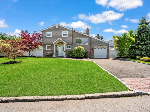 8 Vera Court, West Islip, NY 11795