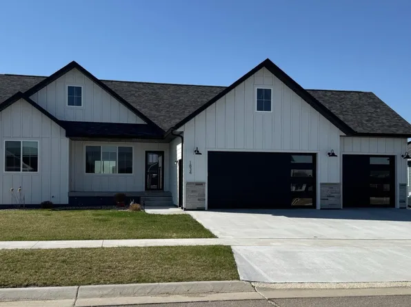 1834 E Briarwood Cir, Brookings, SD 57006