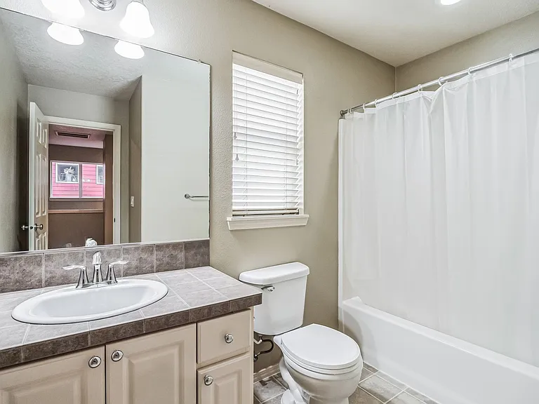 949 SE Tamango St — Photo 5