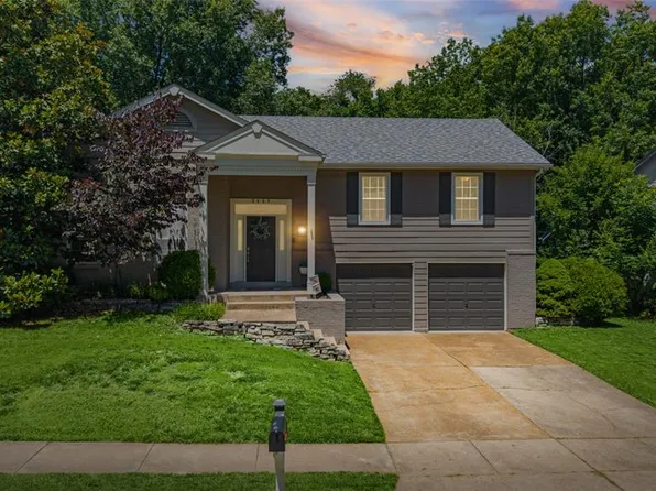 2449 Maple Crossing Dr, Ballwin, MO 63011