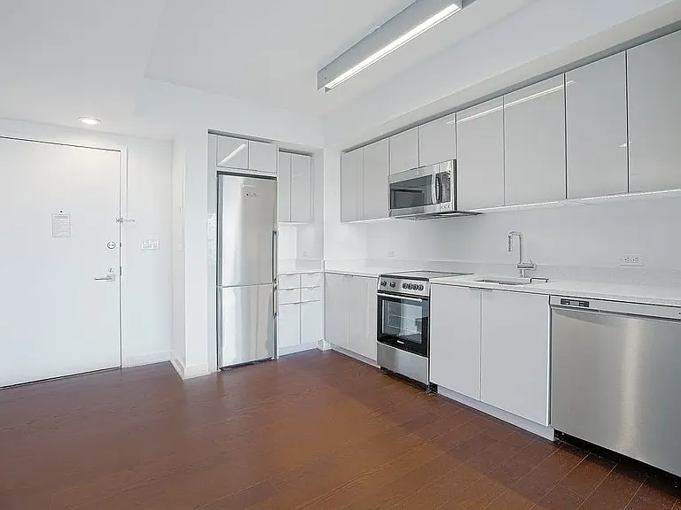 400 W 113th St #330 — Photo 3