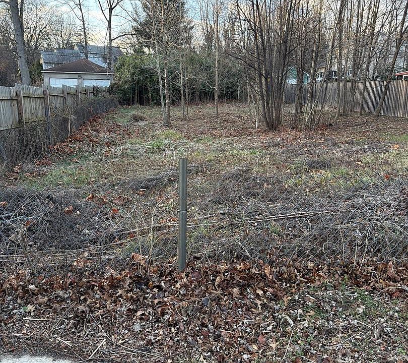 2nd image of 124 Oakdale Ave