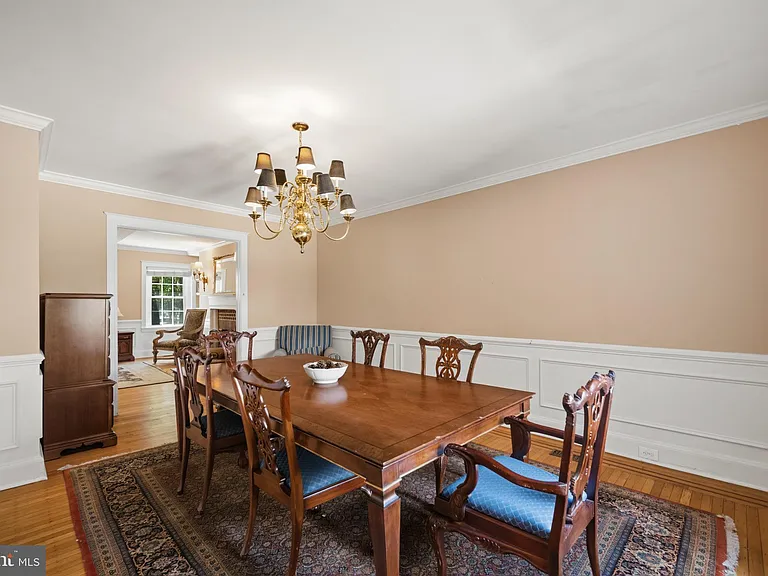 214 E University Pkwy — Photo 16