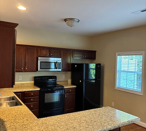 5th image of 118 Logan Ln