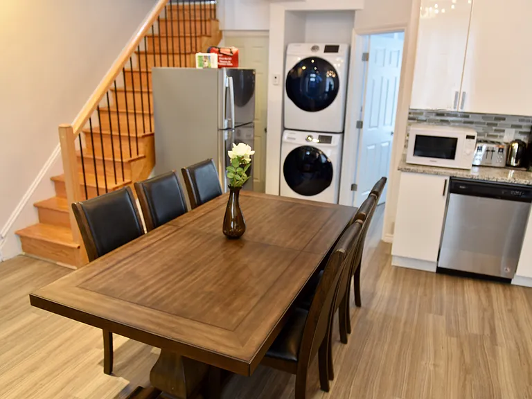 458 Gladstone Ave — Photo 1
