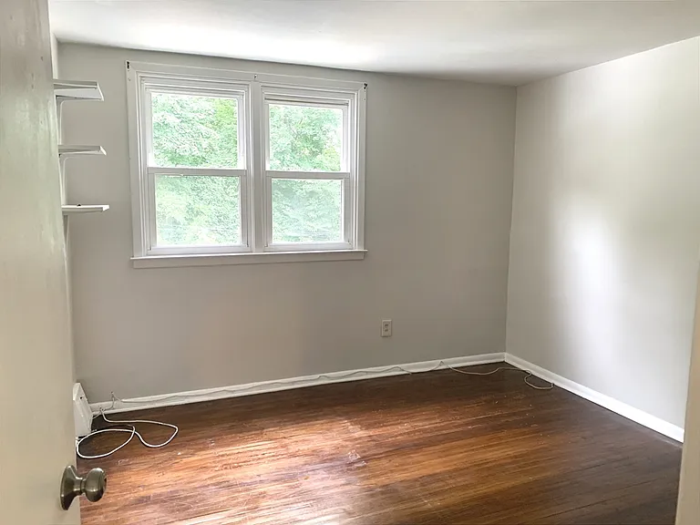 Second upper level bedroom