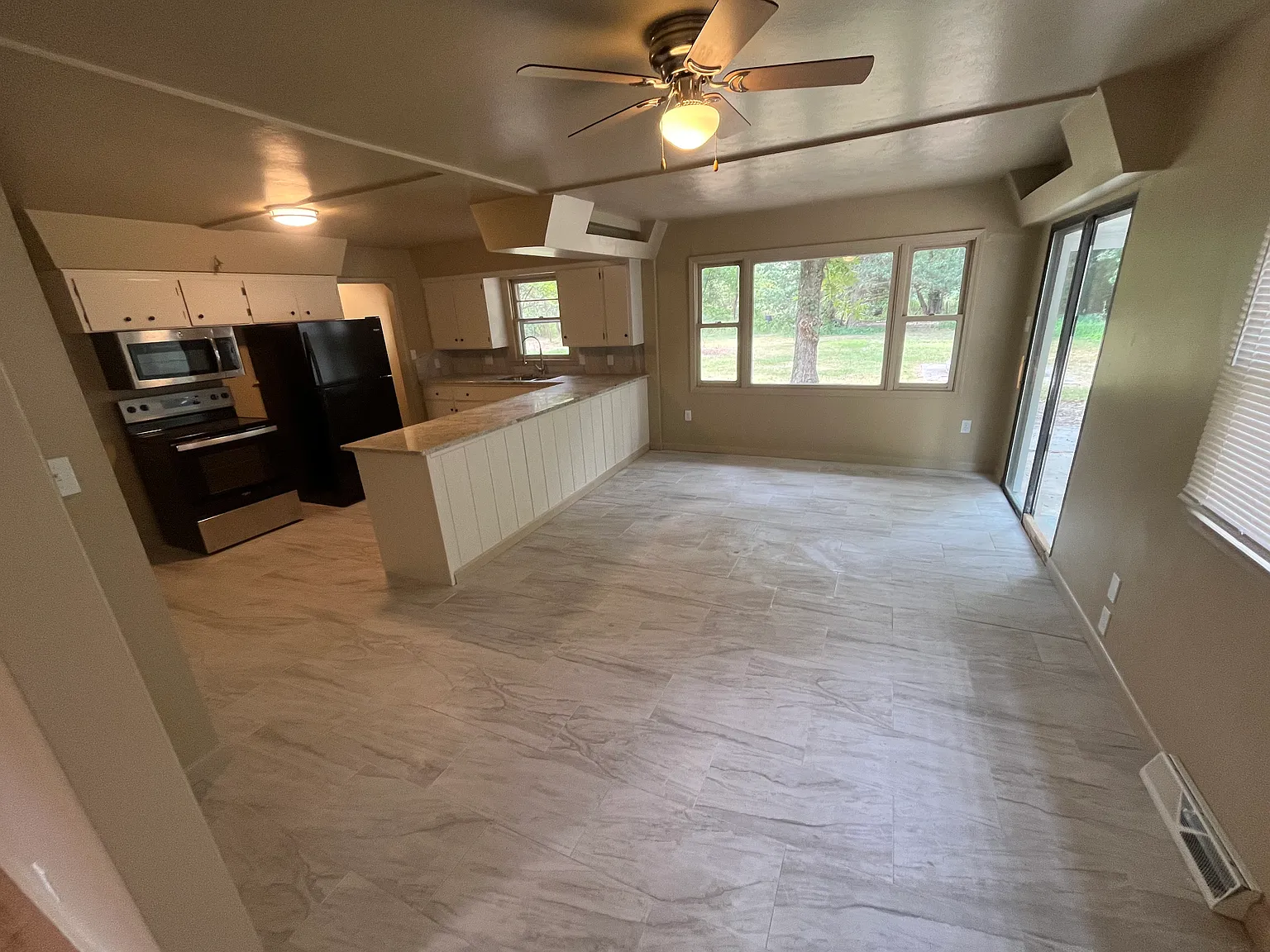 3 bed, 1305 sqft, $1,400 — Photo 3