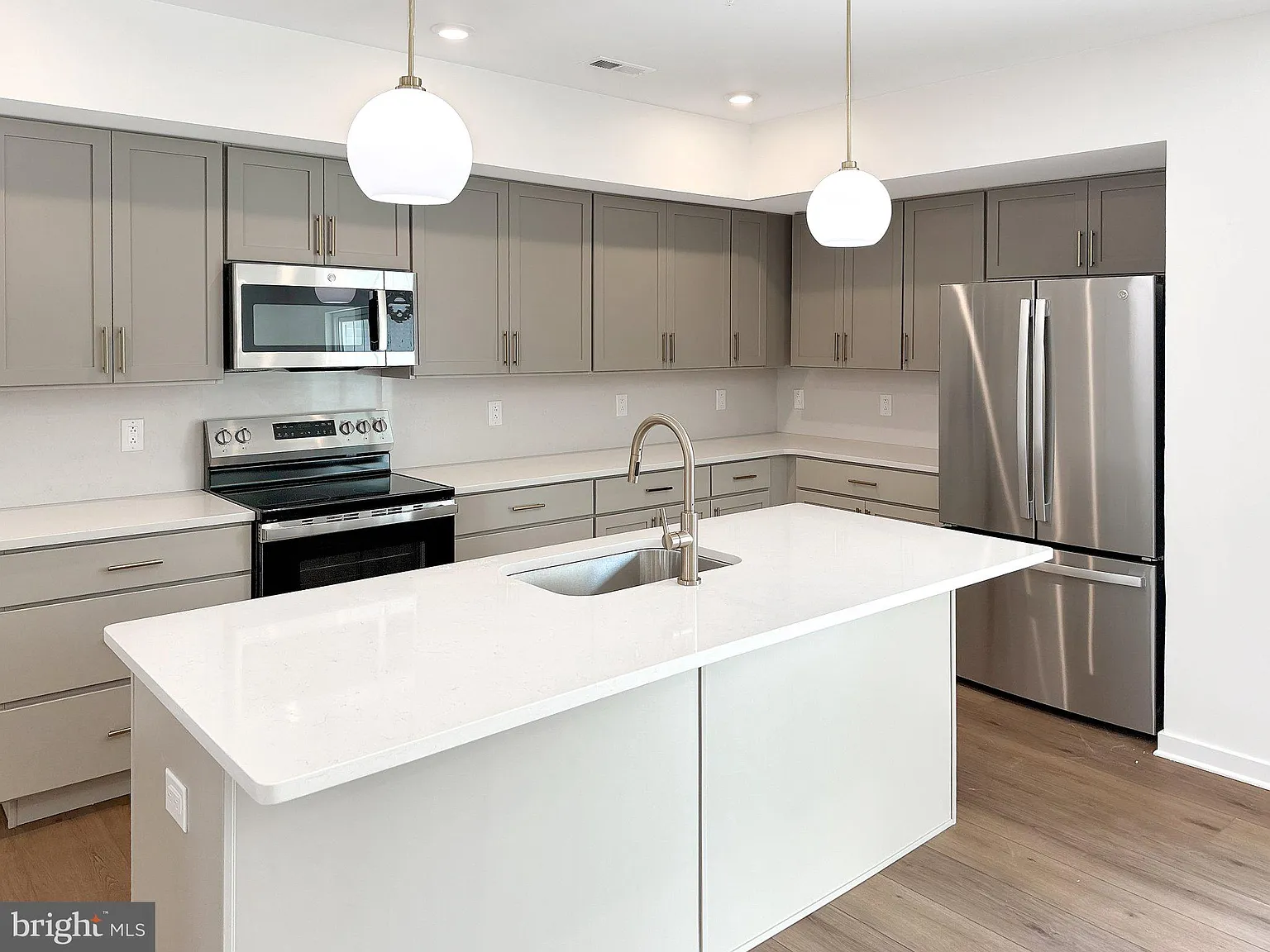 3 bed, 2.0 bath, 1975 sqft, $3,495 — Photo 4