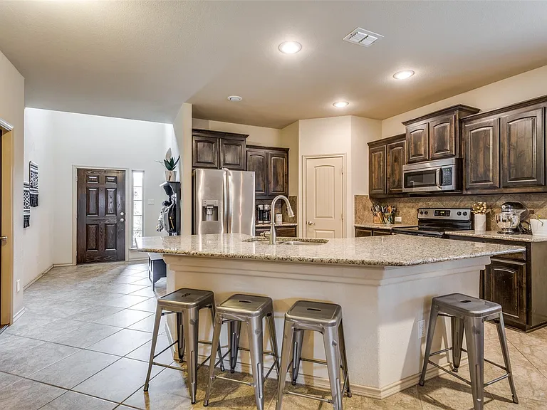 4701 Green River Dr — Photo 4