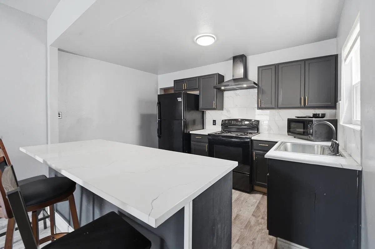 8 bed, $1,200 — Photo 4