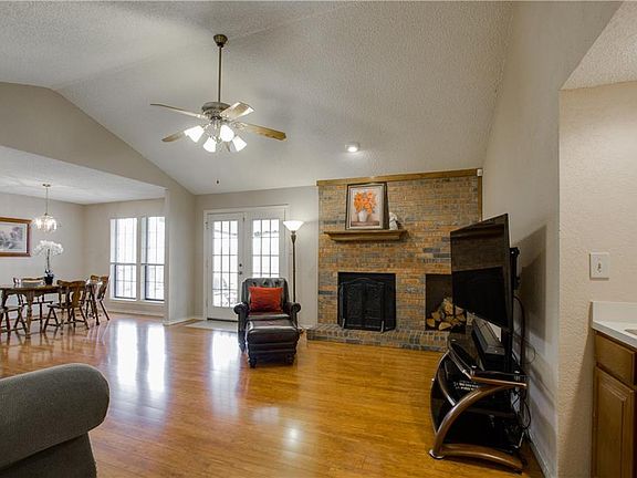 3rd image of 325 Creekmeadow Ln