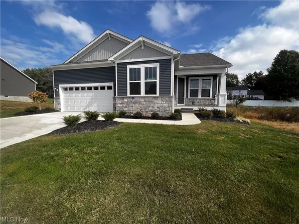 3955 Crest View Dr, Uniontown, OH 44685