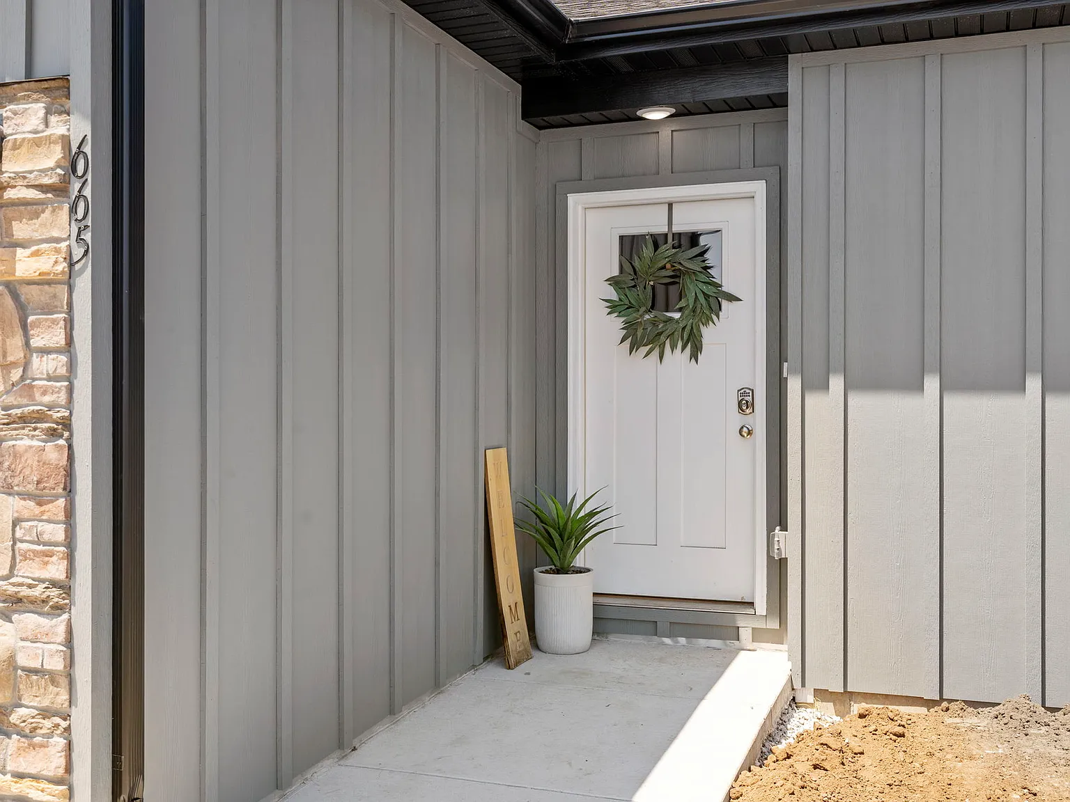 740 E Vivian Street — Photo 3