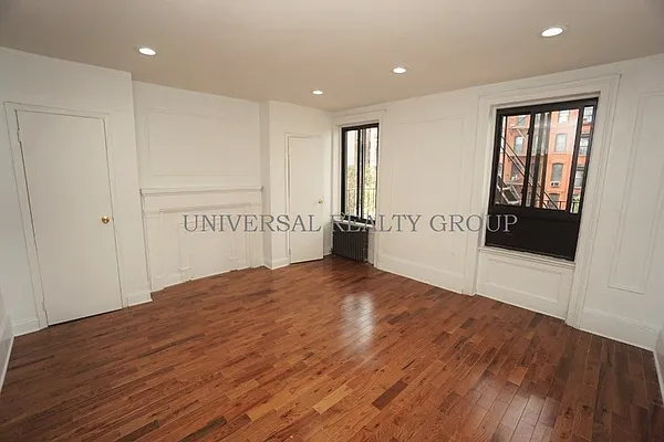 Rented by Universal Realty Group | media 7