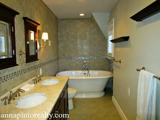 Sold by Anna Pinto Realty | media 4