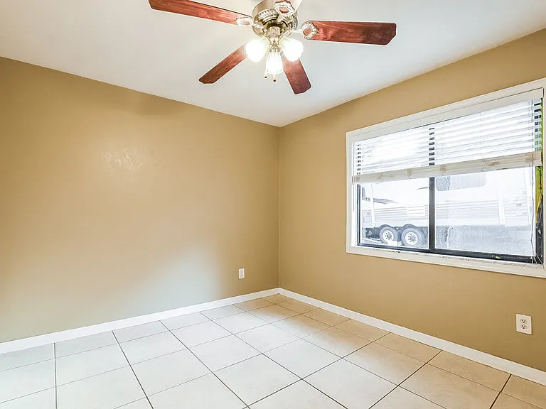 1842 Giles St — Photo 10