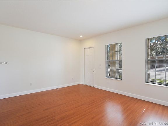 5th image of 524 SW 147th Ave