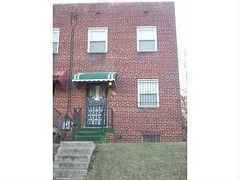 4633 E Capitol St SE photo 1