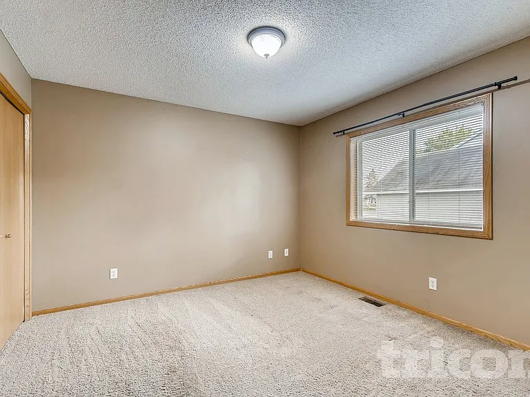 357 Parkview Ln S — Photo 6