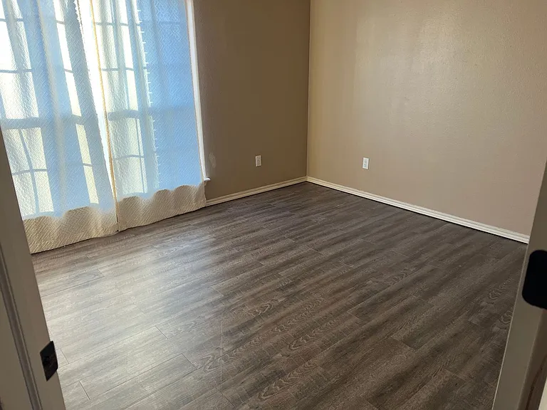 684 Meadows Cir — Photo 3