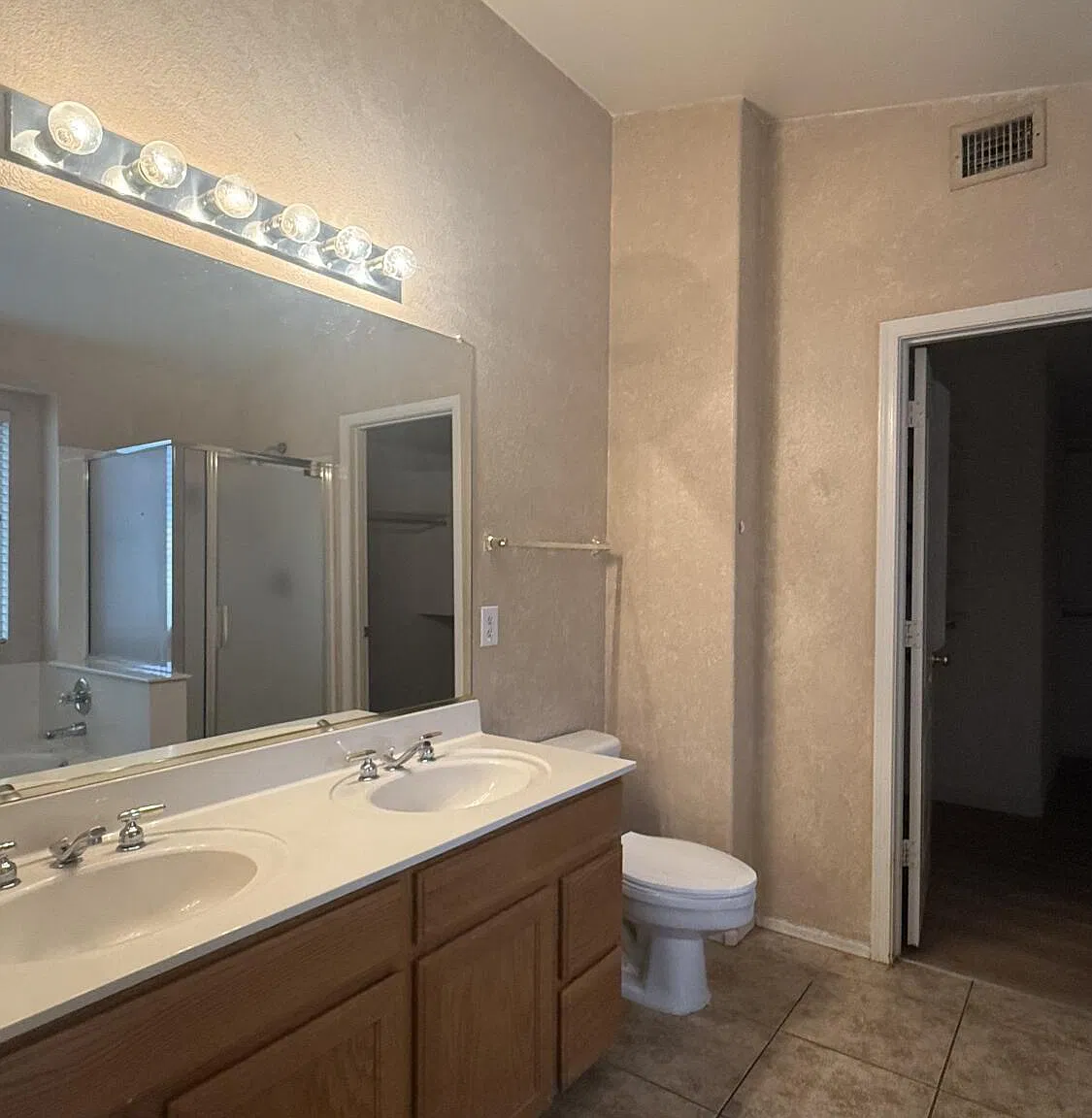 4 bed, 4.0 bath, 2045 sqft, $2,200 — Photo 4