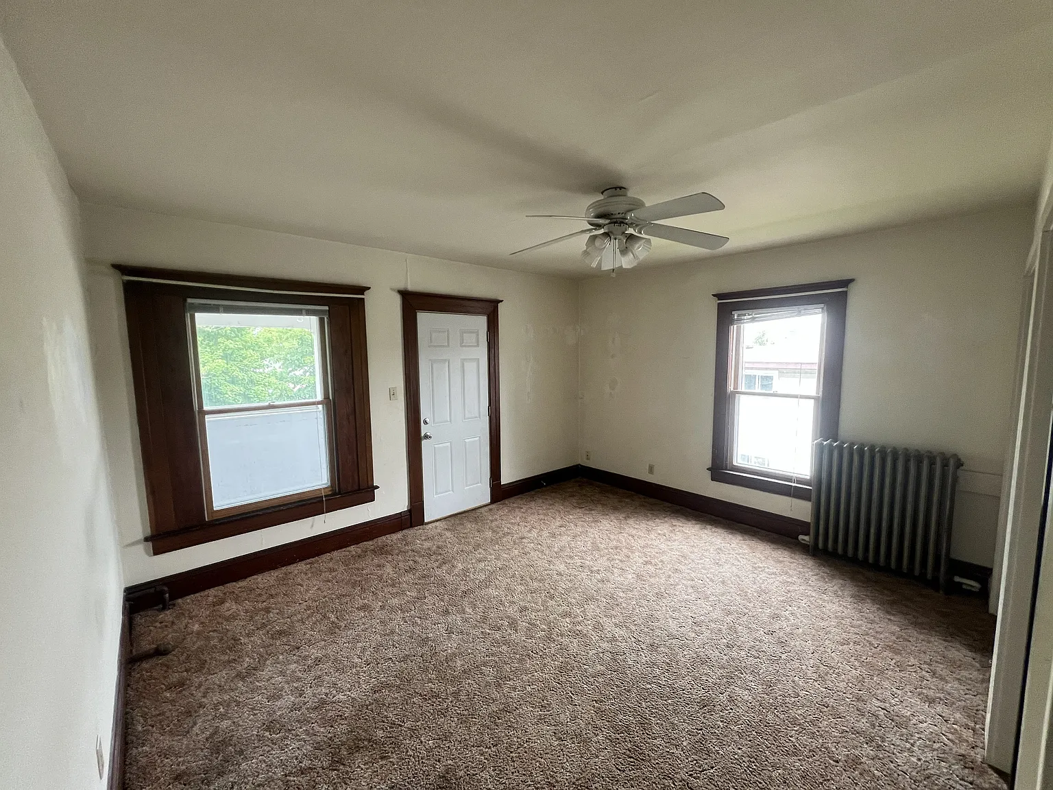4 bed, 100 sqft, $1,940 — Photo 1