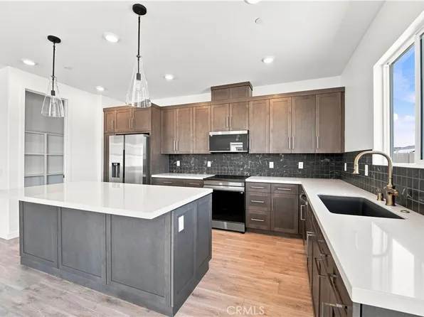 3253 E Avenue J #4, Lancaster, CA 93535