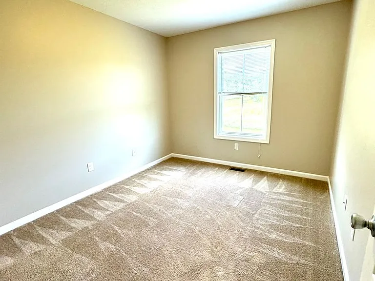 433 Leslie Ct — Photo 12
