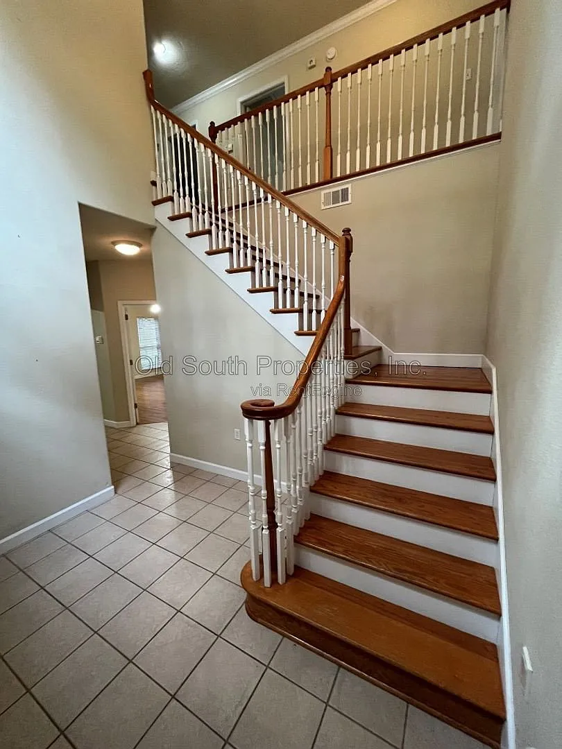 4 bed, 3.0 bath, 2446 sqft, $2,350 — Photo 4