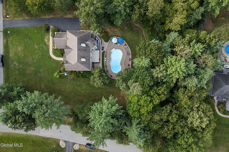 2nd image of 2 Magnolia Drive
