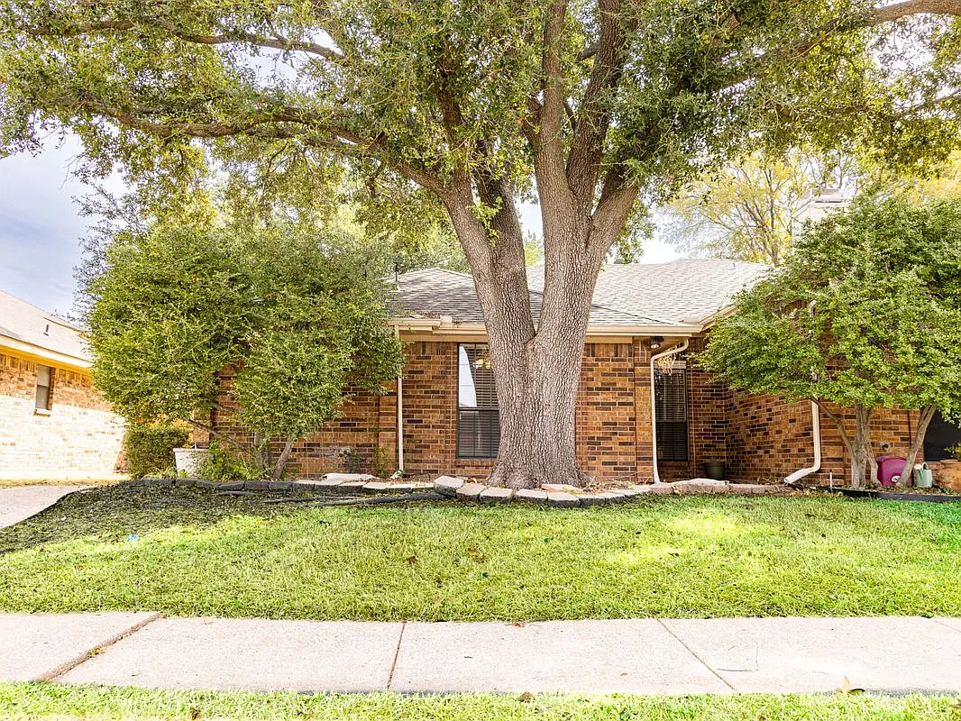 3 bed, 2.0 bath, 1360 sqft, $2,300 — Photo 1