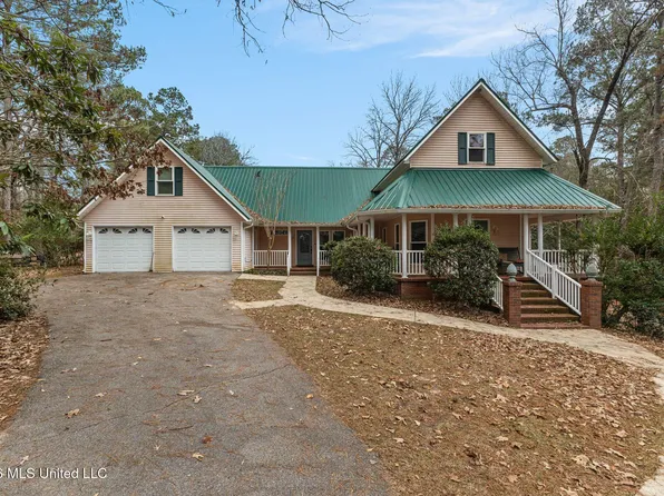 13 Albert Odom Dr, Poplarville, MS 39470