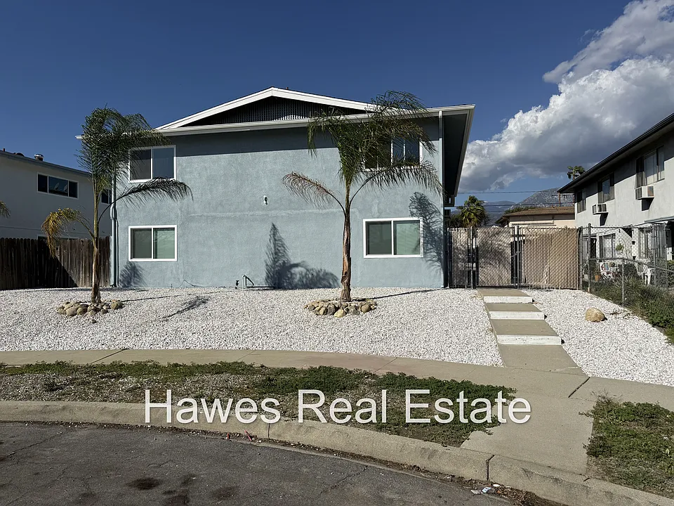 2 bed, 1.5 bath, 975 sqft, $2,395