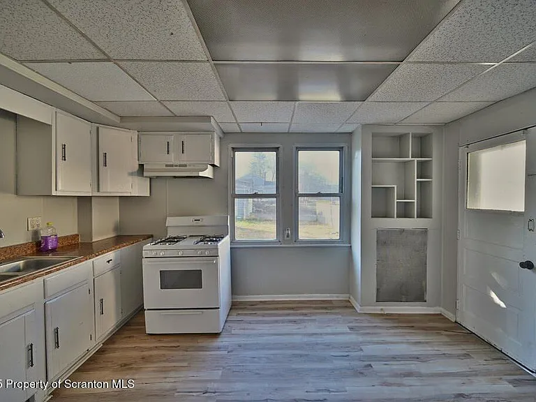 416 E Market St — Photo 17
