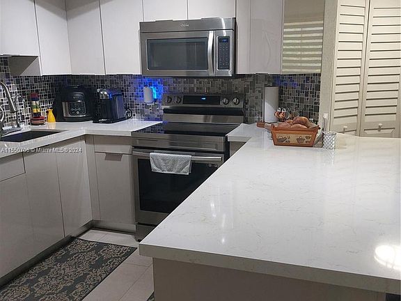 3rd image of 8205 Lake Dr #206