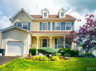 6 Stanford Dr, Kendall Park, NJ 08824