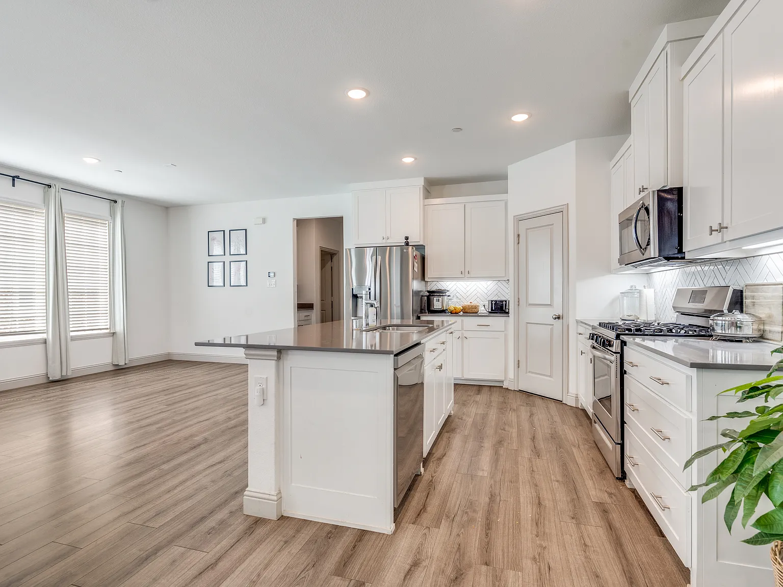 3 bed, 2195 sqft, $2,990 — Photo 4
