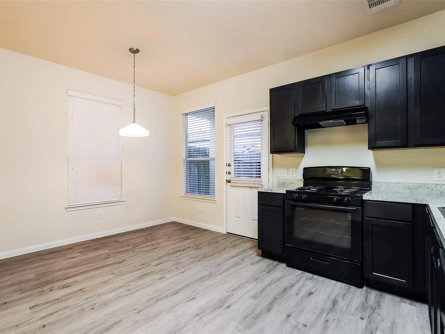 3 bed, 2.5 bath, 1639 sqft, $1,800 — Photo 4
