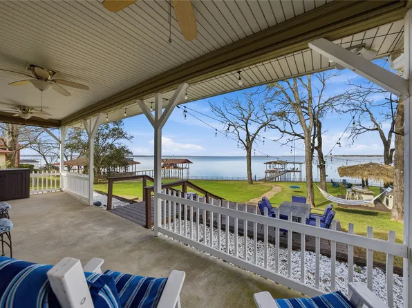 315 Admiral Dr, Mabank, TX 75156