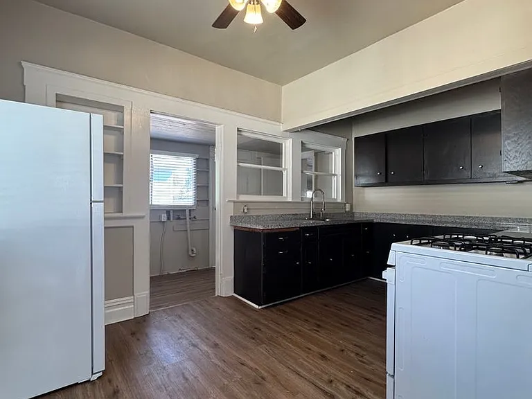 513 E Walnut St — Photo 12