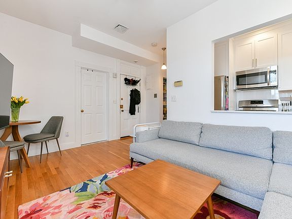 4th image of 529 E Broadway #4