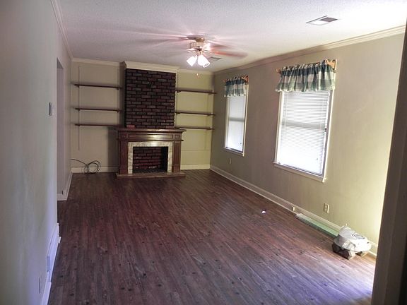 Living Room with fake fireplace

