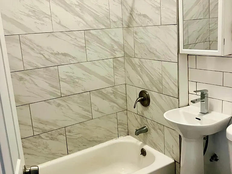 1633 N Artesian Ave #2R — Photo 8