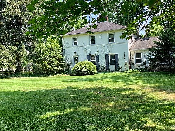 Big front and back yards