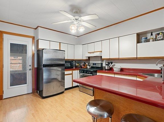 4th image of 1340 N Oakley Blvd