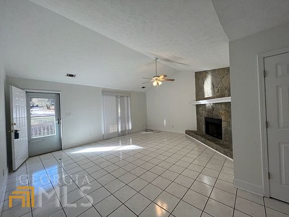 3rd image of 20 Bobolink Ct