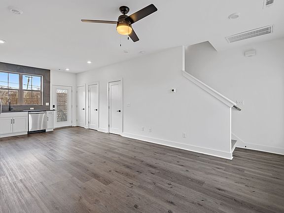 5th image of 100 Thompson Ln #9