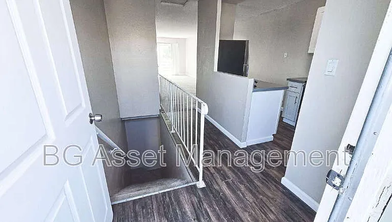 2 bed, 1.5 bath, 1026 sqft, $1,695 — Photo 4